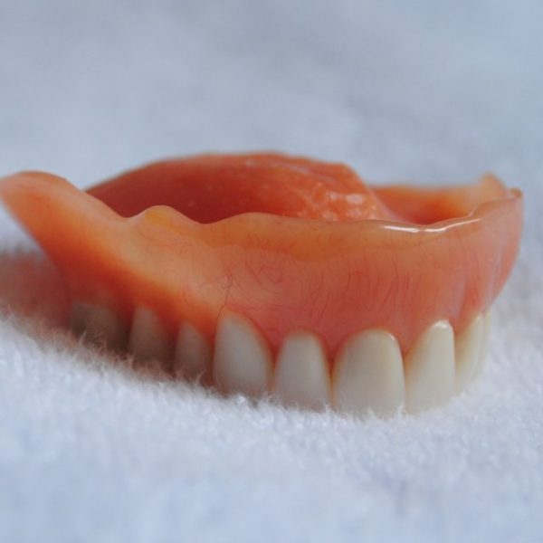 Protezy zębowe różne kształty
