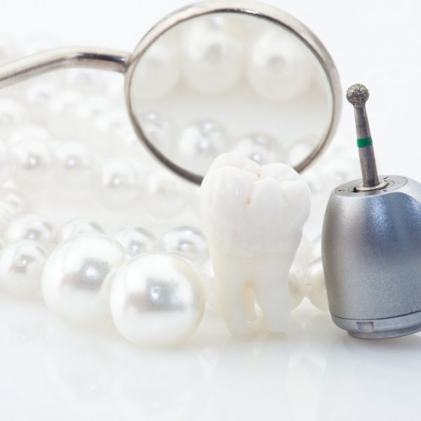 Biały implant zębowy oraz narzędzia stomatologiczne