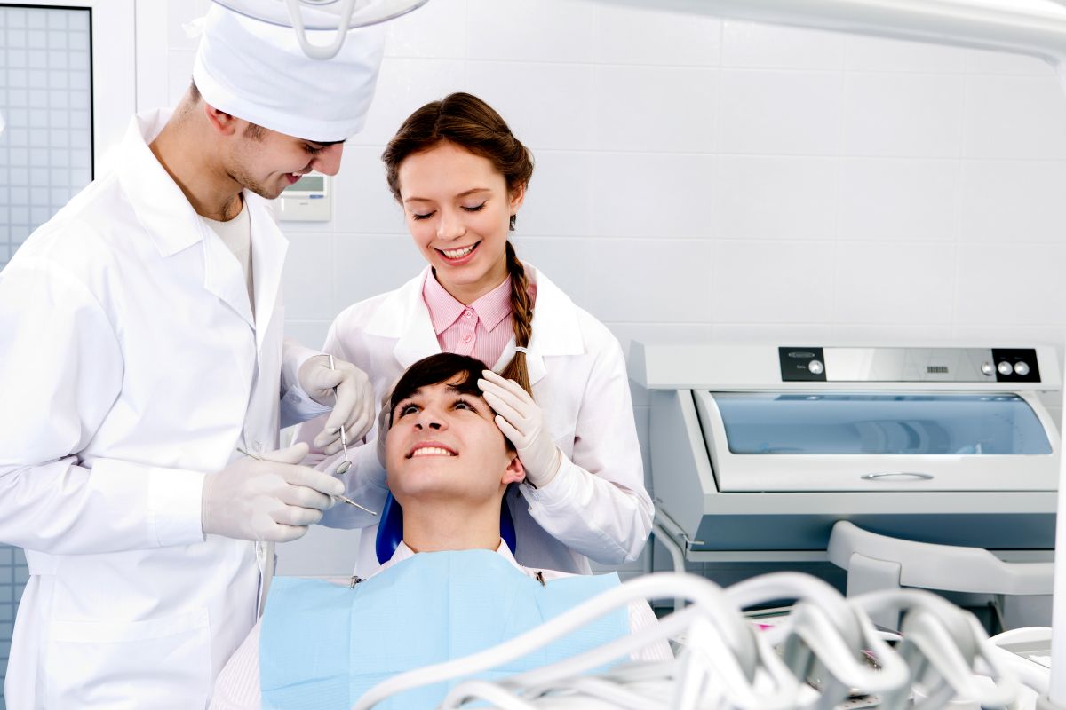 Chirurgia stomatologiczna jako praktyka leczenia operacyjnego i odtworzeniowego